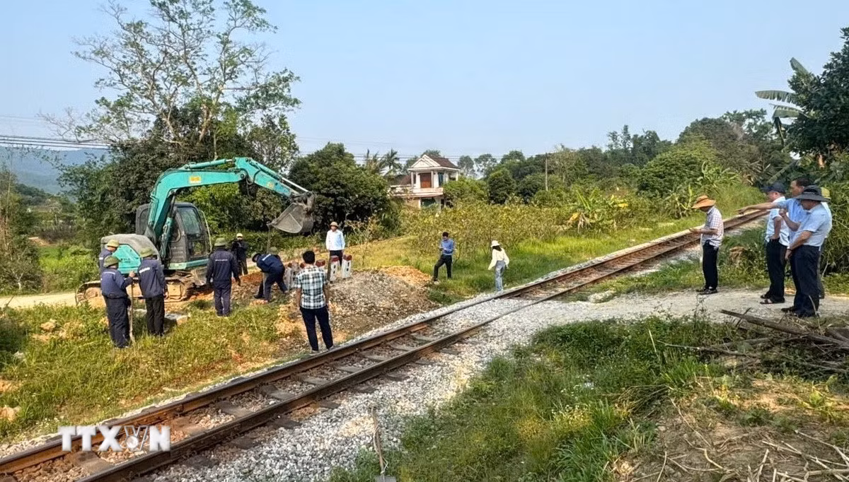Các lực lượng chức năng liên ngành phối hợp xóa bỏ những lối mở tự phát qua đường sắt tại xã Đồng Lê, tỉnh Quảng Trị. (Ảnh: Thanh Thủy/TTXVN)
