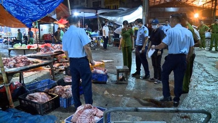Hà Nội đẩy mạnh kiểm soát giết mổ và kinh doanh động vật để bảo vệ sức khỏe cộng đồng. Ảnh: Trần Hiền