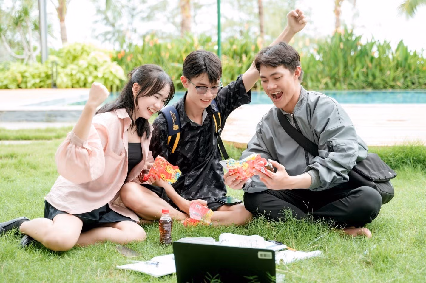 Đôi khi, chỉ một quyết định dừng lại vài giây để xé nhãn chai nước có thể mang lại những bất ngờ vượt mong đợi.