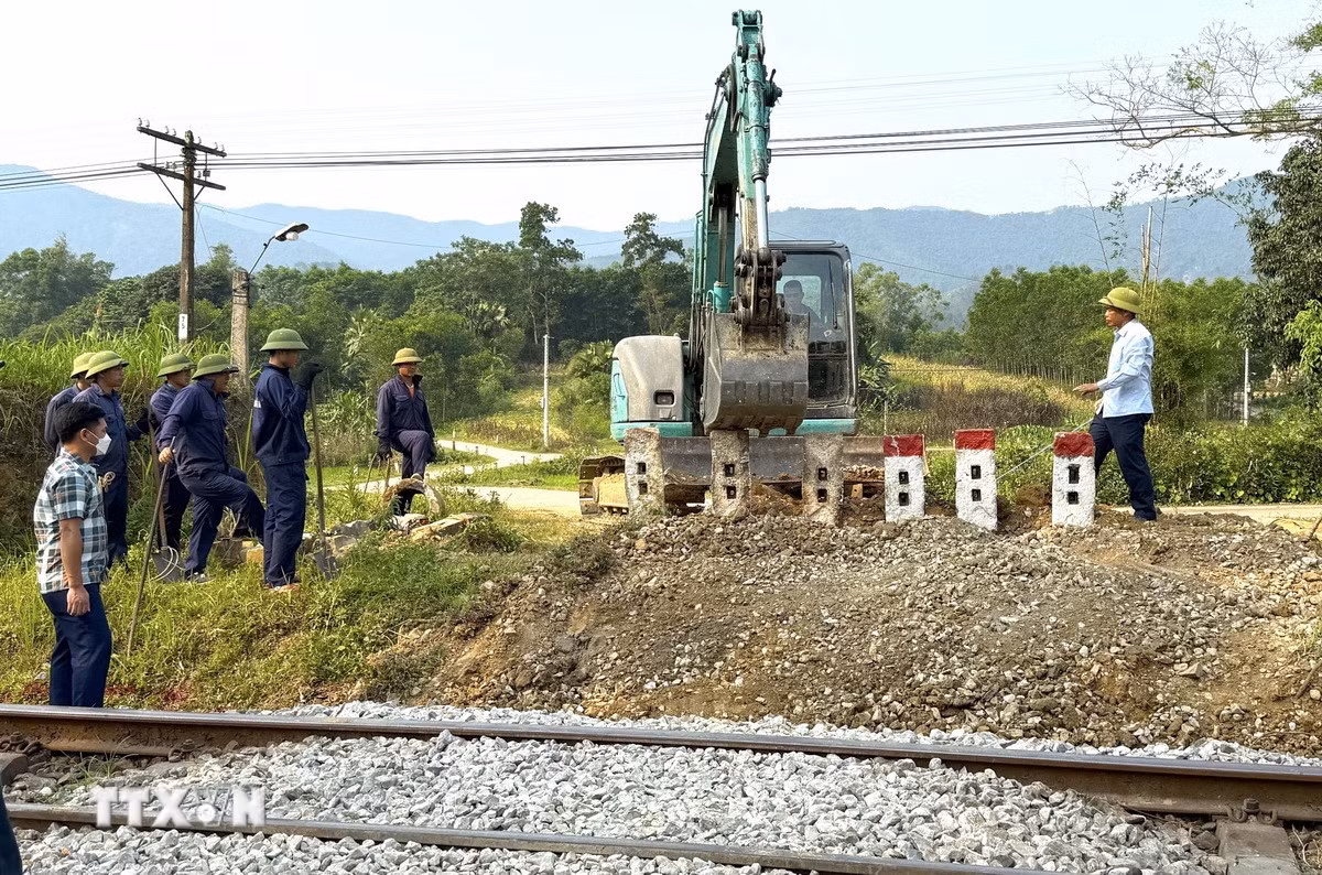 Nỗ lực rào chắn và tuyên truyền nhằm giảm thiểu rủi ro tai nạn giao thông đường sắt tại địa phương. (Ảnh: Thanh Thủy/TTXVN)