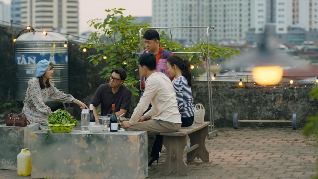 Cảnh quay đầy cảm xúc về những ô cửa sáng đèn tại khu tập thể