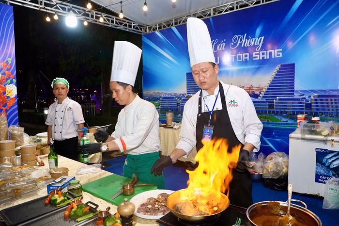 Các đầu bếp trổ tài chế biến tại chỗ trong không gian ẩm thực "Xưa và Nay". Ảnh: VC