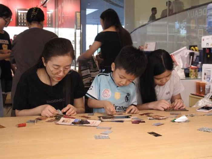 Cận cảnh các lá kim loại đa sắc trên nền tranh