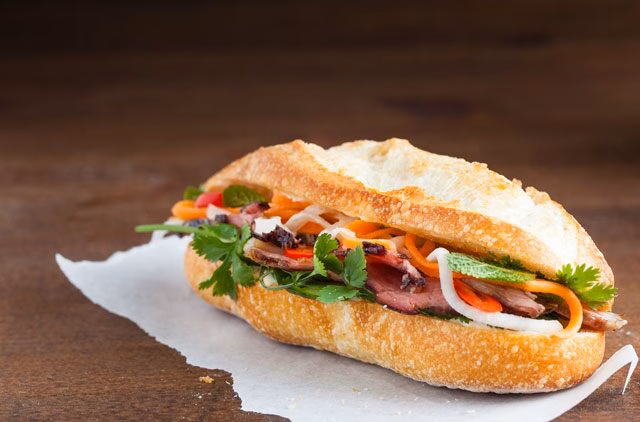 Bánh mì không phải nguyên nhân chính gây ngộ độc, mà do phần nhân bên trong đã bị nhiễm khuẩn.