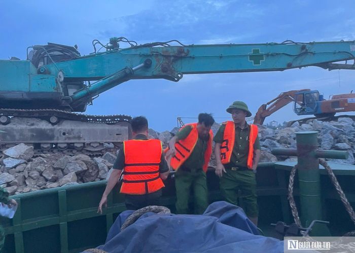Lực lượng chức năng kiểm tra thực tế để làm rõ nghi vấn "đổ thải" tại hiện trường.