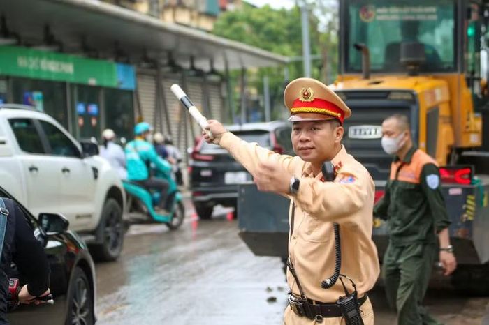 Lực lượng chức năng khẩn trương phân luồng, đảm bảo an toàn cho người dân lưu thông qua khu vực.