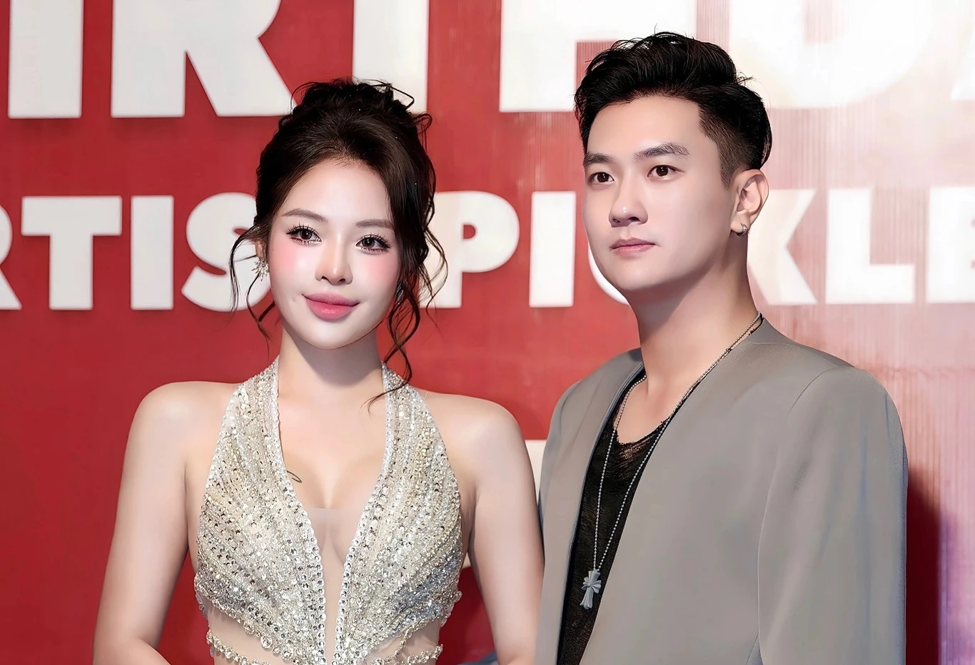 Nam diễn viên Anh Tuấn chia sẻ về cuộc sống hôn nhân viên mãn bên người vợ kém 11 tuổi. Ảnh: FBNV