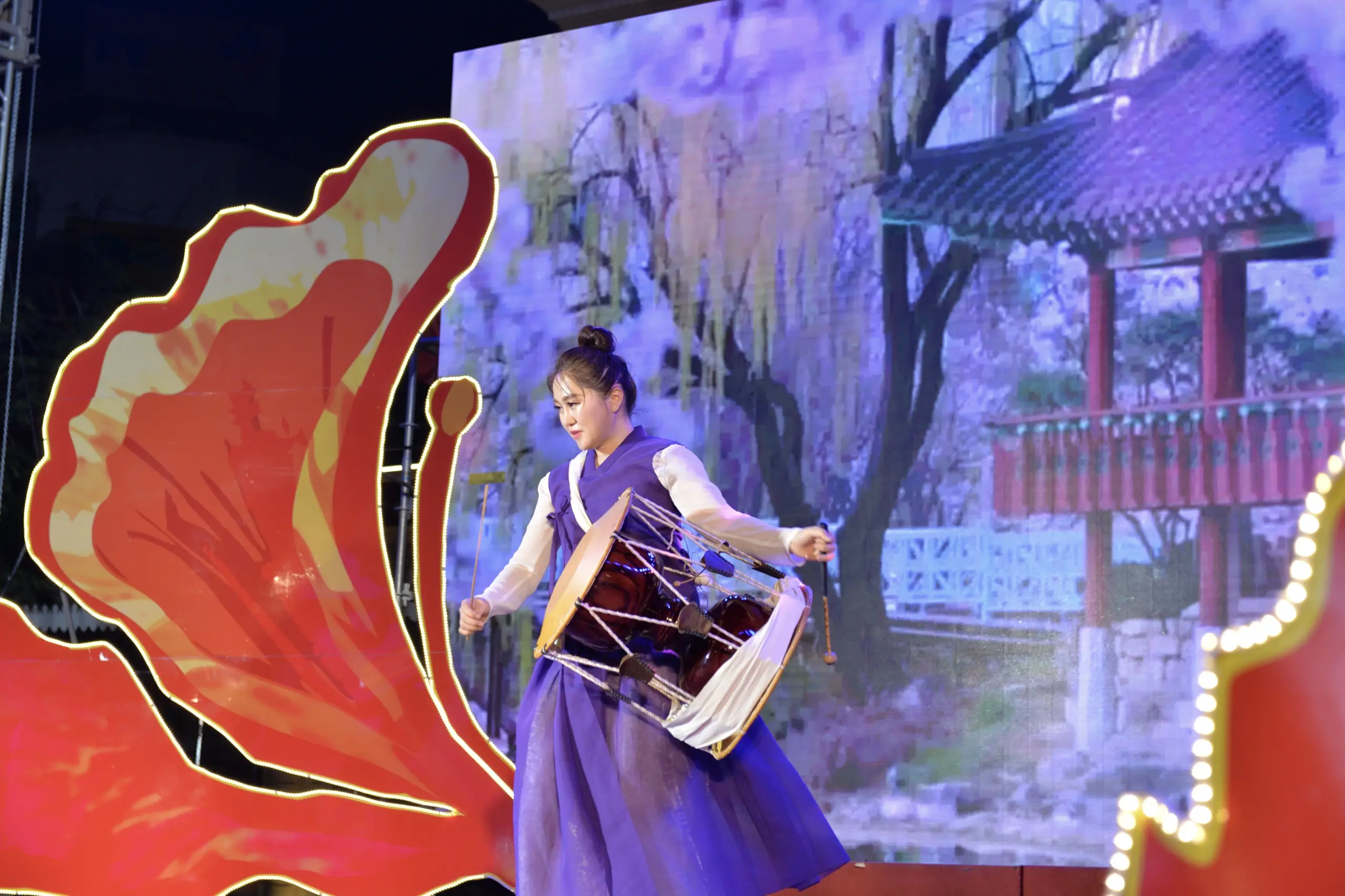 Sự hiện diện của Đoàn nghệ thuật Bujihwa hứa hẹn mang đến làn gió mới mẻ cho lễ hội (Ảnh: Phương Mai).