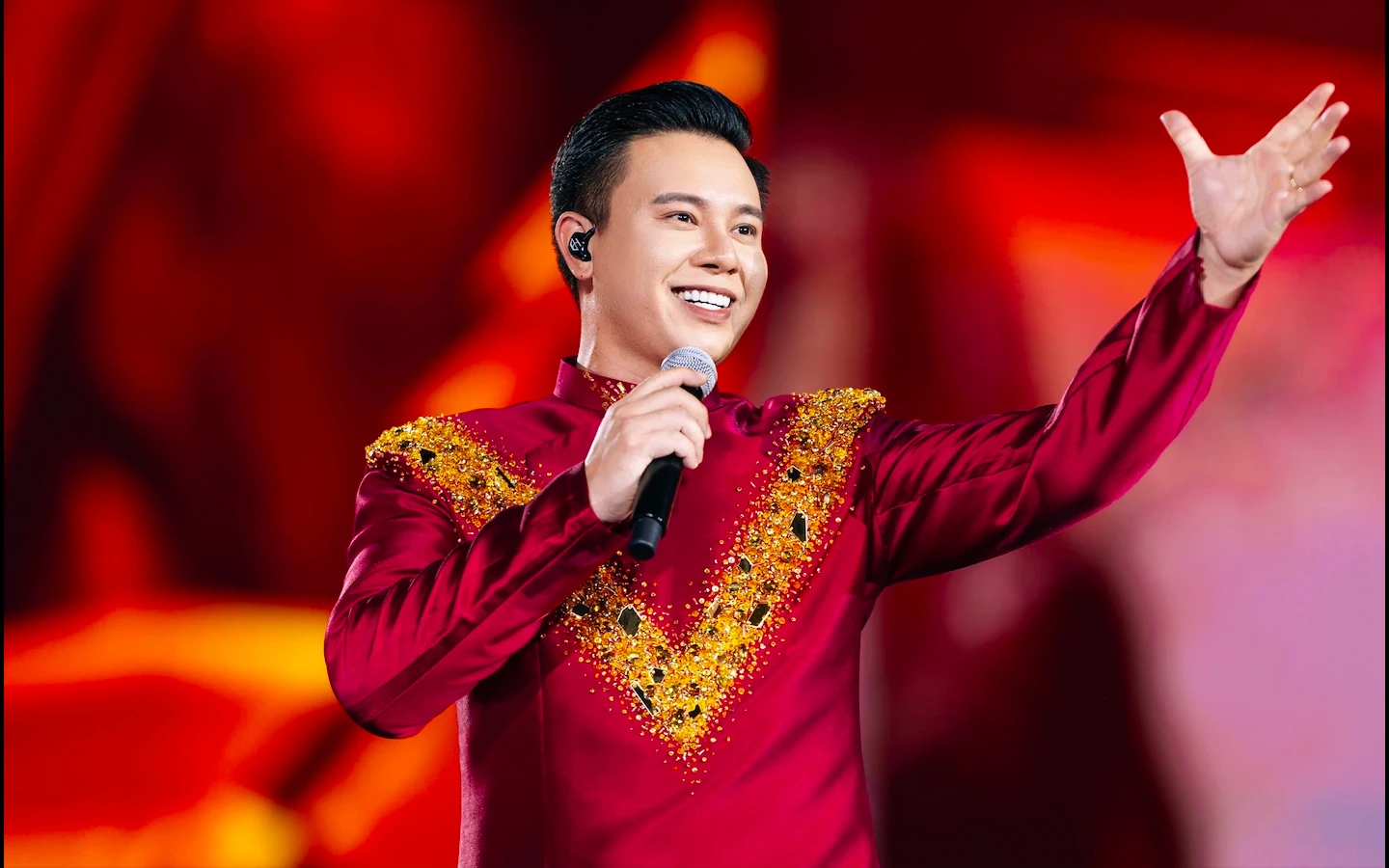 Đông Hùng từng ghi dấu ấn đậm nét với ca khúc "Viết tiếp câu chuyện hòa bình" và chuỗi chương trình Tổ quốc trong tim (Ảnh: NSX)