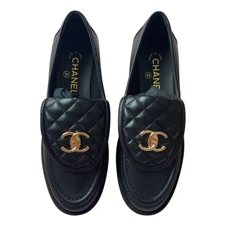 Giày lười Chanel là lựa chọn hoàn hảo để vừa đảm bảo tính thời trang vừa thoải mái khi di chuyển.