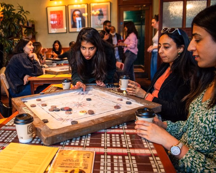 Tại một đêm chơi ở Dishoom Permit Room, London, sức hút của Carrom lớn đến mức chỉ 44 người trong tổng số 800 người đăng ký mua được vé. Ảnh: The Guardian
