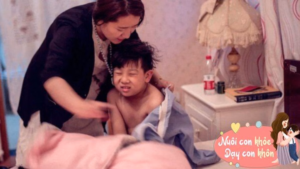 Sự vội vàng và nóng nảy của cha mẹ dễ khiến trẻ cảm thấy bị áp lực ngay khi vừa tỉnh giấc.