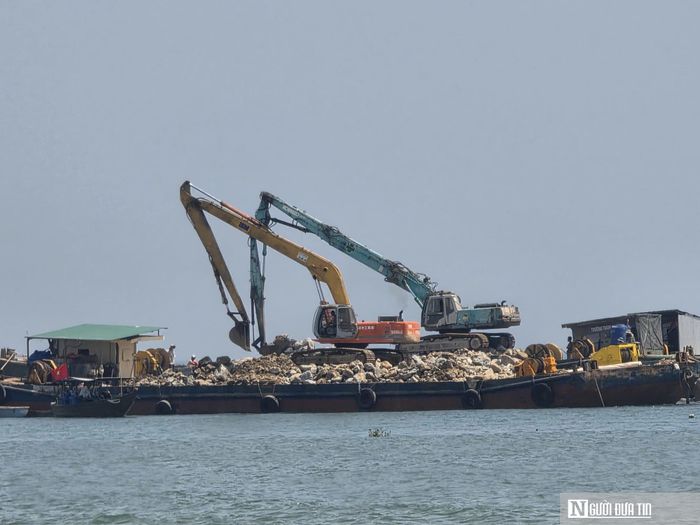 Hiện tượng bột đá bị khuấy lên khi thi công dễ khiến người quan sát từ xa nghi ngờ xả thải.