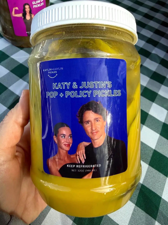 Katy Perry khoe hình ảnh lọ dưa muối in hình cô và bạn trai.