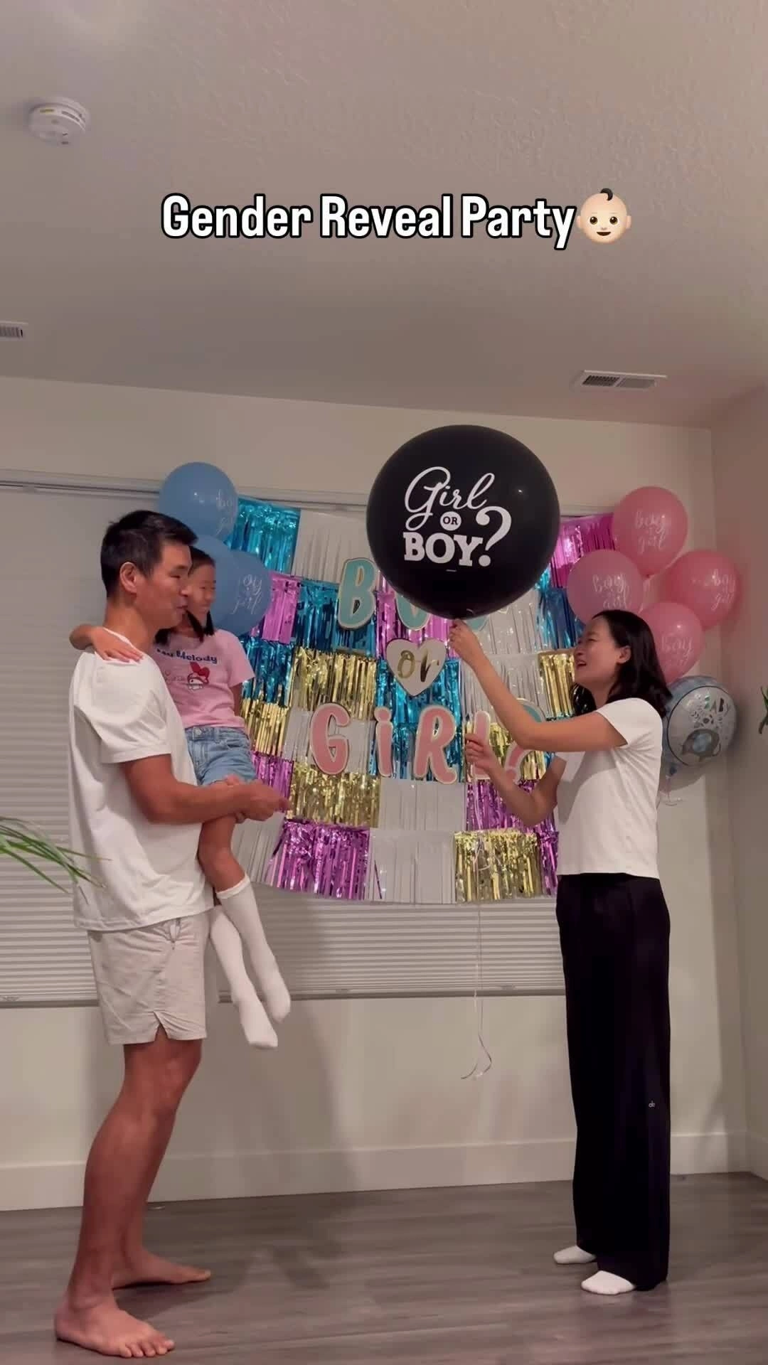 Hye Park và chồng con đoán giới tính con thứ hai. Video: Instagram