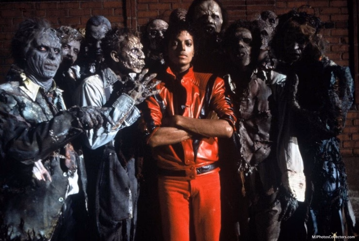 Khoảnh khắc Michael Jackson với tạo hình “Thriller” – sự kết hợp giữa thời trang sân khấu và ngôn ngữ điện ảnh kinh dị.