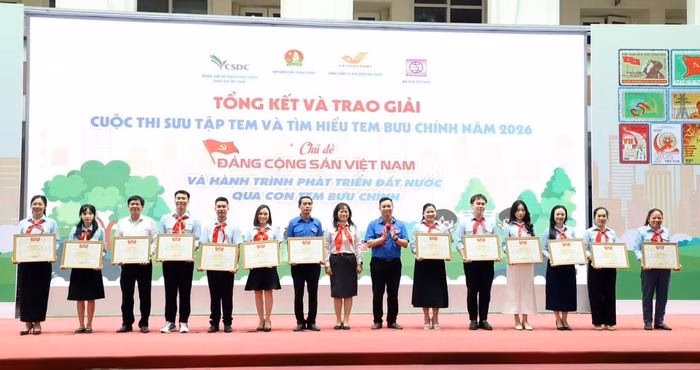 Không khí sôi nổi tại lễ trao giải cuộc thi sưu tập tem cho thiếu nhi