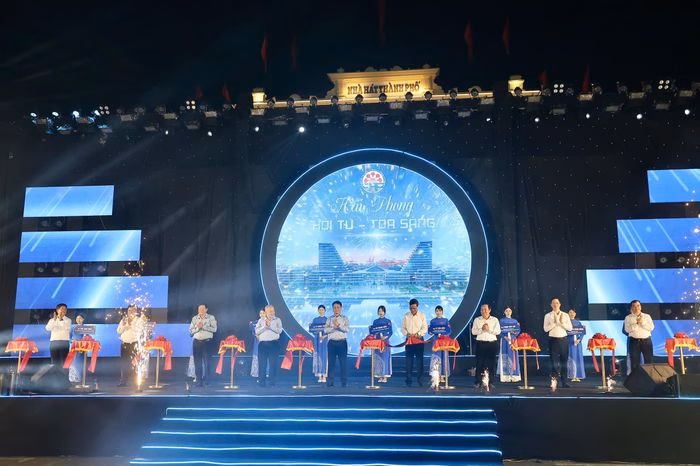 Lãnh đạo TP Hải Phòng cắt băng, khai mạc sự kiện. Ảnh: VC