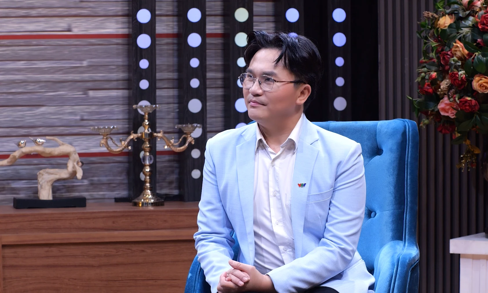 MC Đại Nghĩa lắng nghe câu chuyện hôn nhân của khách mời