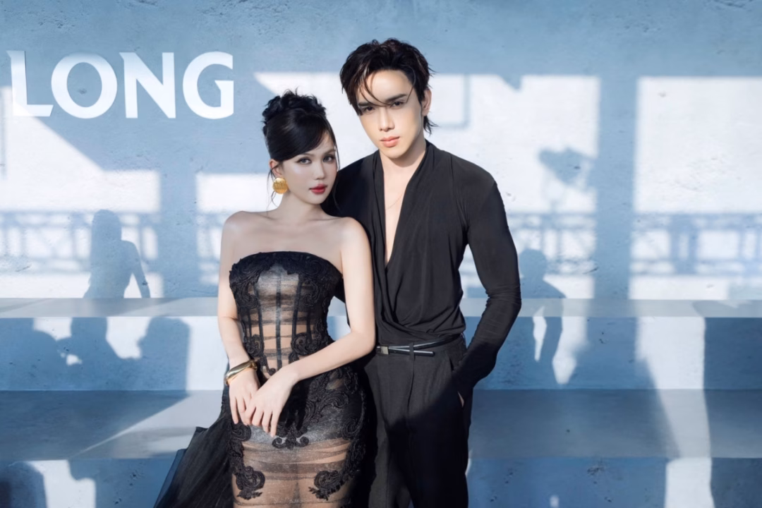 Sự kết hợp giữa corset và chất liệu xuyên thấu tạo nên một diện mạo vừa quyền lực vừa gợi cảm.