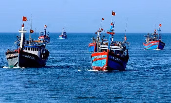 Hình ảnh tàu cá Việt Nam hoạt động trên Biển Đông, minh chứng cho ý chí bám biển bảo vệ chủ quyền.