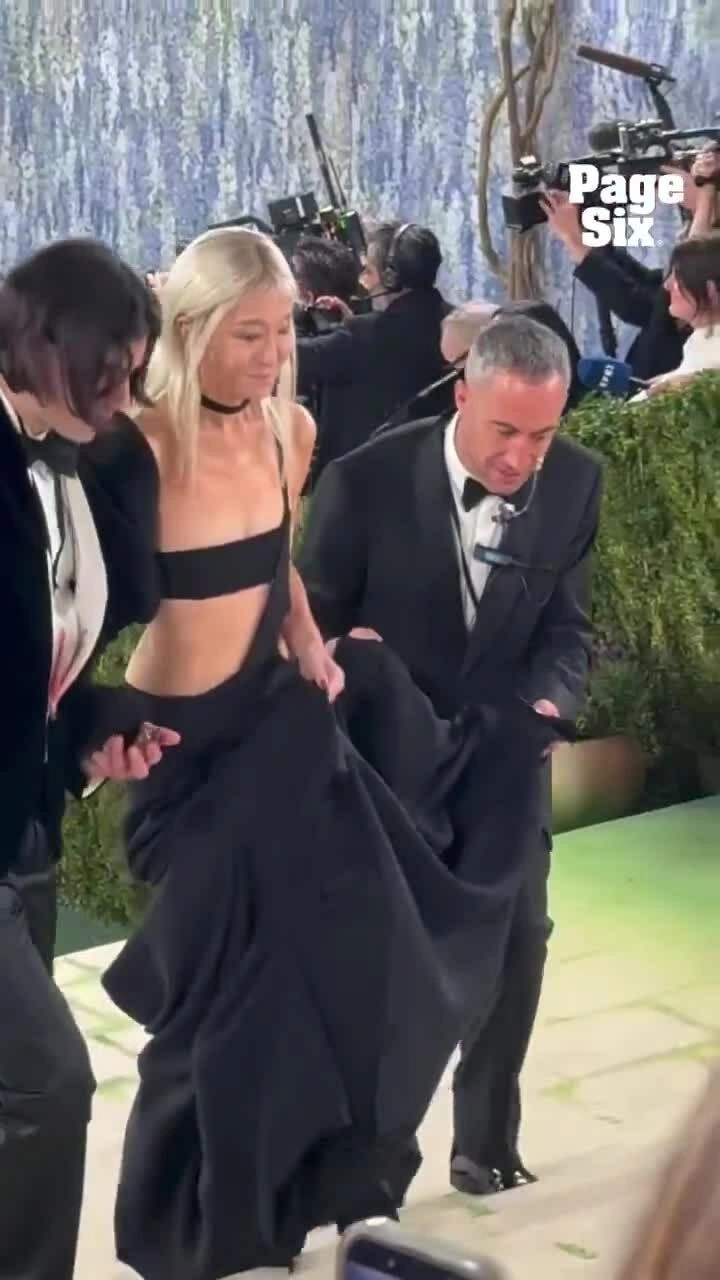 Vera Wang gây ấn tượng mạnh mẽ tại Met Gala 2026. Video: Weibo