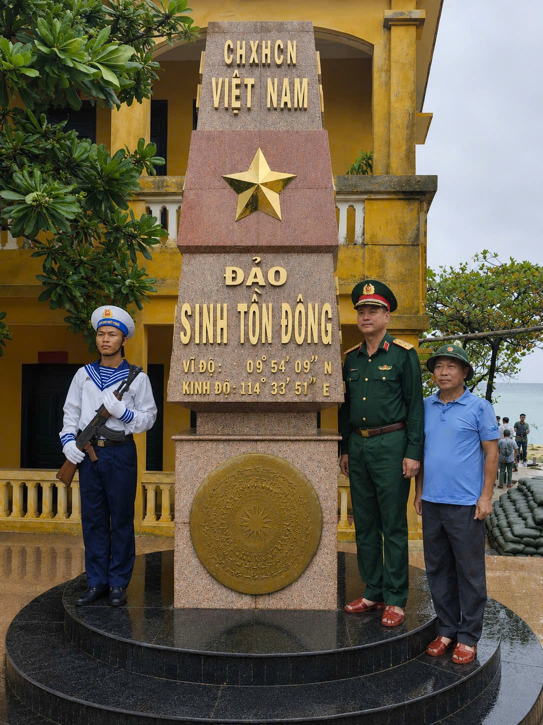 Từ trái qua phải: Người lính tại đảo Sinh Tồn Đông, Thượng tướng Nguyễn Trường Thắng (Thứ trưởng Bộ Quốc phòng) và nhạc sĩ Lê Tự Minh (Ảnh: Nhân vật cung cấp).