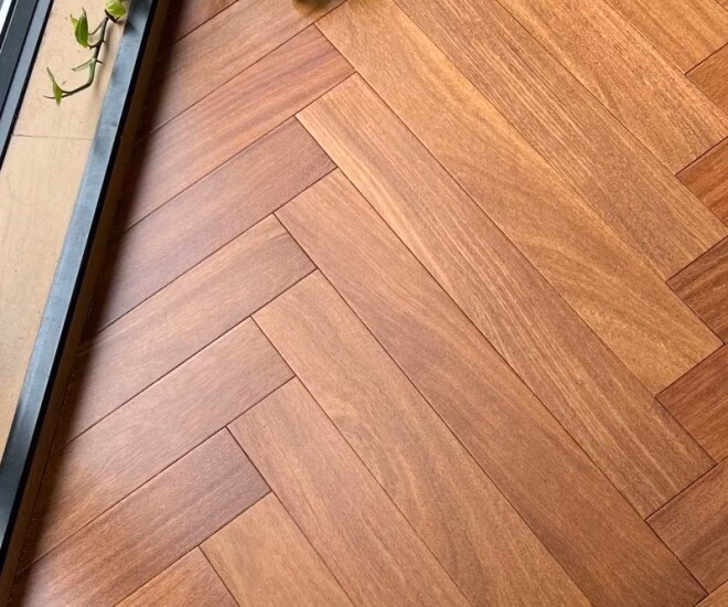 Sàn gỗ dễ bị hư tổn bởi độ ẩm và các tác động vật lý trong sinh hoạt