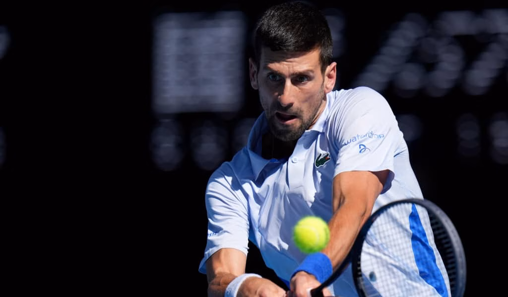Novak Djokovic sở hữu cú trái tay chuẩn xác, được chuyên gia Rick Macci ví như "dao cắt bơ" vì sự mượt mà tuyệt đối.
