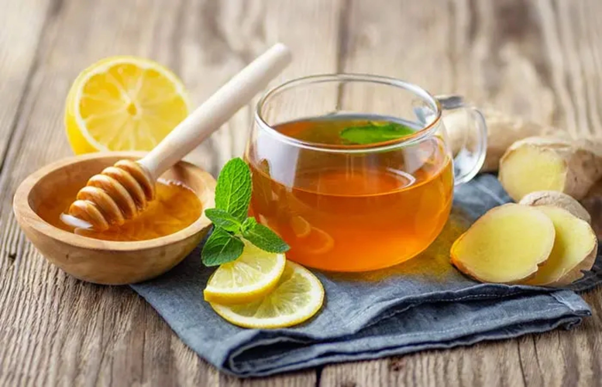 Nước chanh giàu vitamin C, giúp thúc đẩy trao đổi chất và hỗ trợ đốt mỡ hiệu quả.