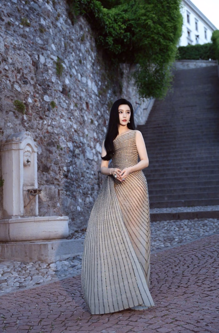 Phạm Băng Băng trong bộ váy Haute Couture Việt Nam