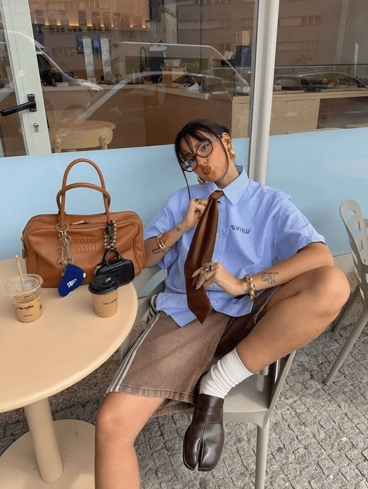 Kết hợp Tabi cùng blazer tạo nên phong cách chuyên nghiệp nhưng không kém phần phá cách.