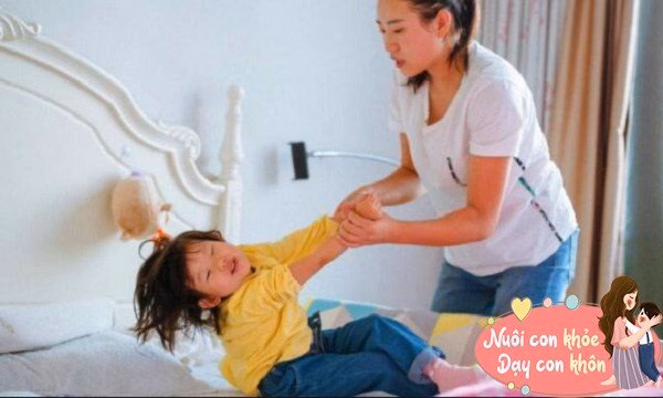 Nhiều cha mẹ vô tình áp dụng phương pháp gọi con dậy gây căng thẳng.
