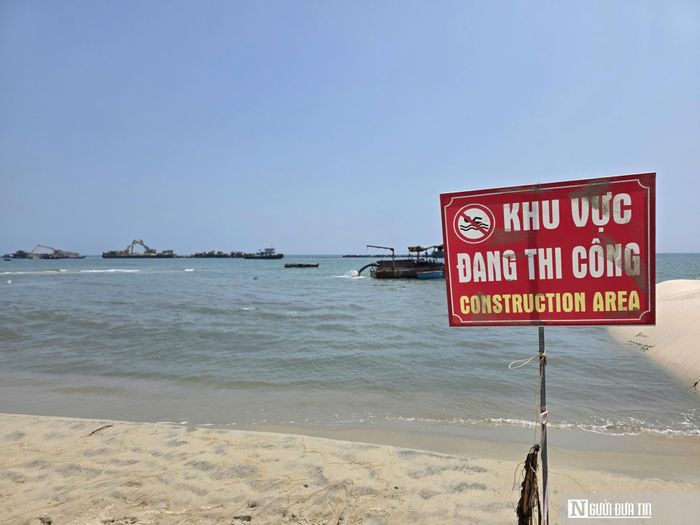 Hệ thống sà lan vận chuyển đá hộc phục vụ xây dựng đê ngầm giảm sóng.