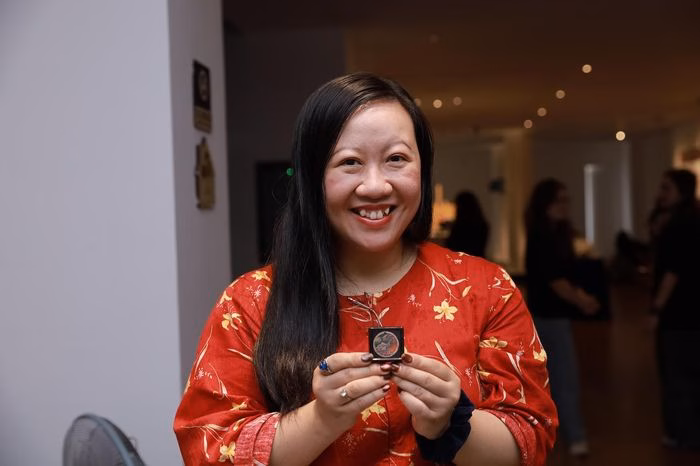 Các bạn trẻ hào hứng tham gia workshop tô men Pháp lam