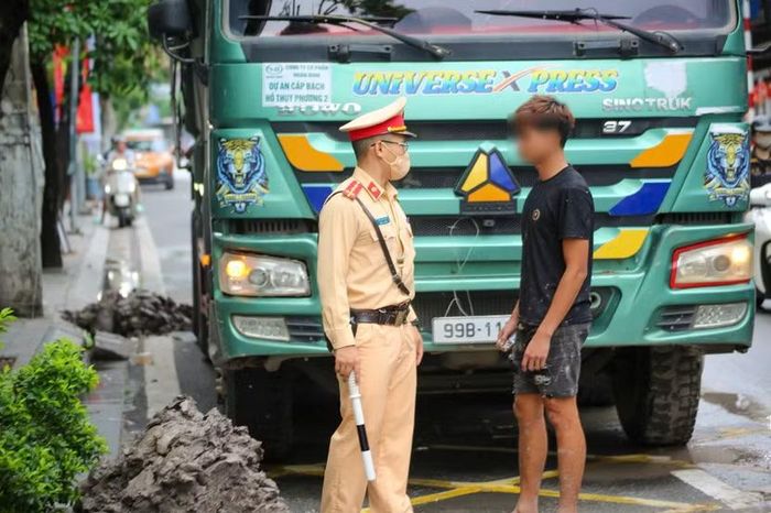 Tài xế Đ.V.T điều khiển xe "hổ vồ" làm việc với cơ quan công an về các sai phạm.