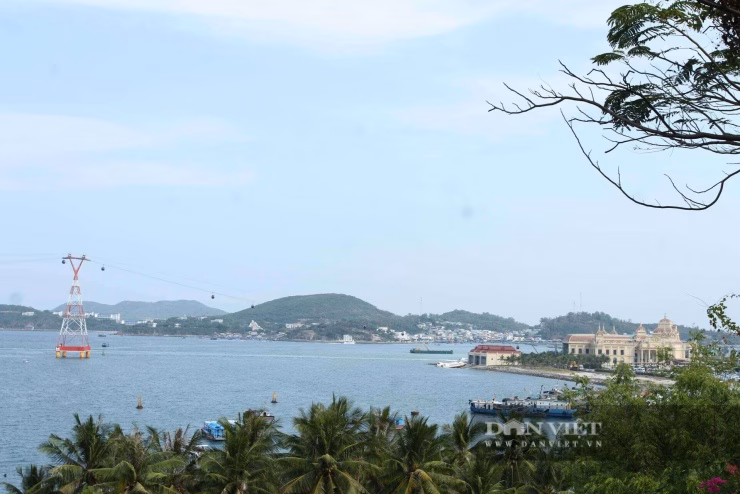 Từ đỉnh Lầu Bảo Đại, bạn có thể thu trọn vẻ đẹp của biển xanh và phố thị Nha Trang vào tầm mắt.