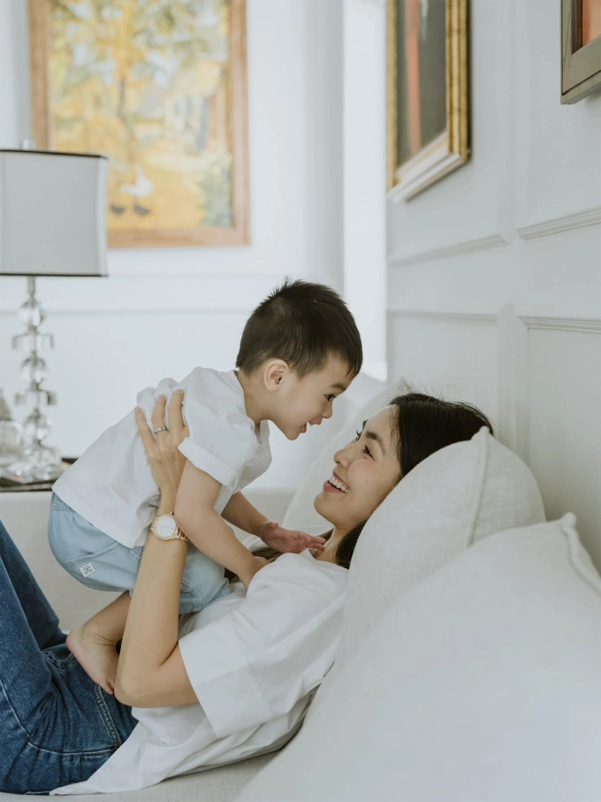 Tăng Thanh Hà cùng con trai út trong khoảnh khắc đời thường ấm áp.