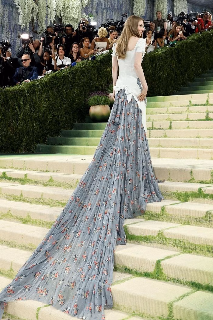 Thần thái sang trọng và hiện đại của Hunter Schafer