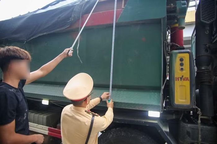 Chi tiết thùng xe bị cải tạo, không đúng với thiết kế kỹ thuật được cấp phép.
