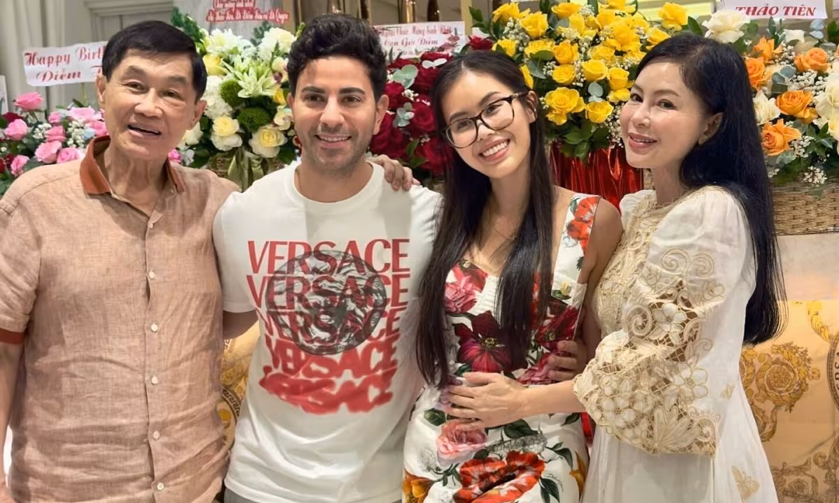 Tiên Nguyễn đón sinh nhật cùng bố mẹ và ông xã gốc Dubai