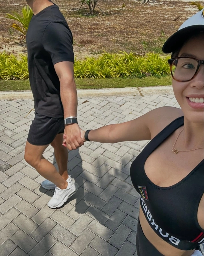 Tiên Nguyễn khoe khoảnh khắc nắm tay ông xã đi dạo. Vì chồng không hoạt động showbiz, cô hạn chế chia sẻ hình ảnh của anh.