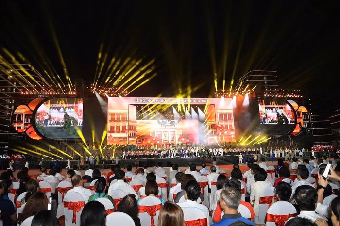 Không khí sôi động tại lễ khai mạc Lễ hội Hoa Phượng Đỏ 2026, thu hút đông đảo người dân và khách du lịch tham dự.