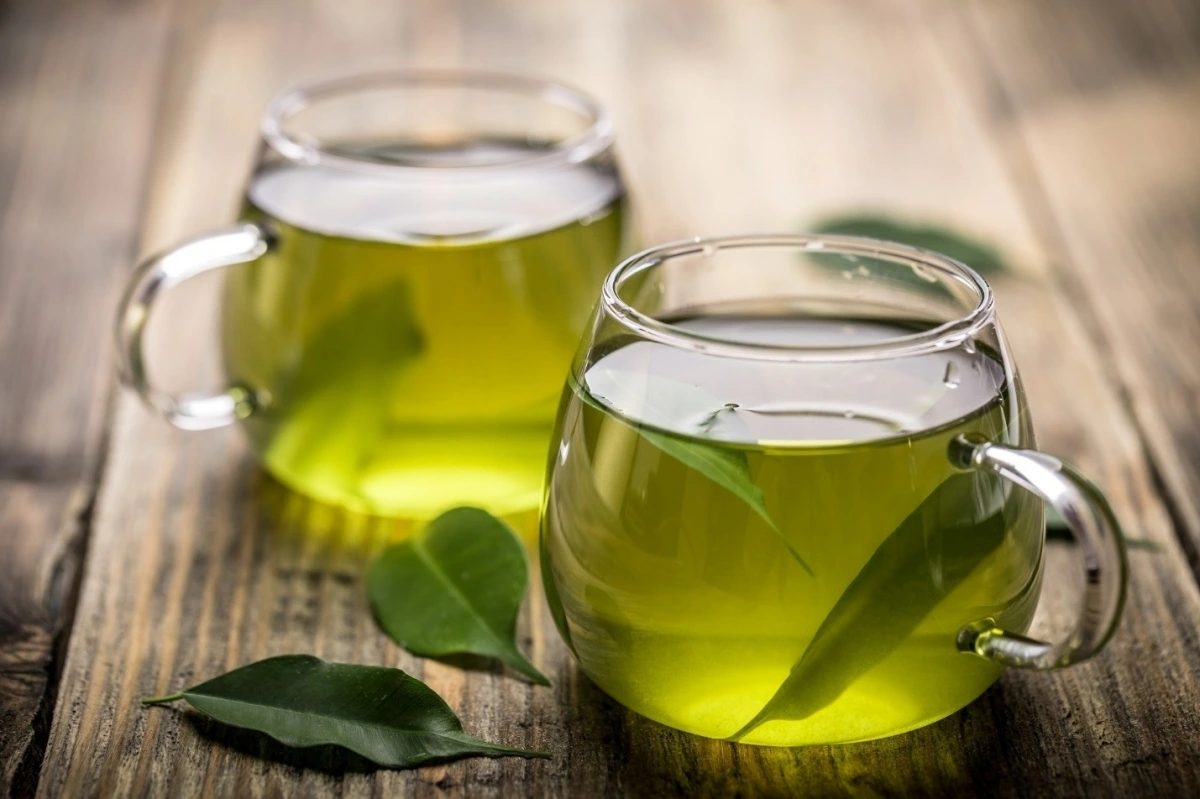 Trà xanh chứa nhiều chất chống oxy hóa, giúp tăng cường chuyển hóa chất béo.