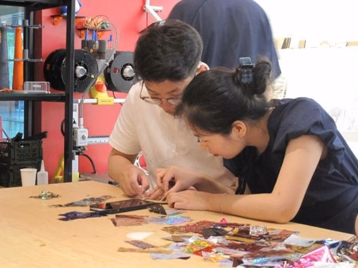 Thao tác đơn giản giúp mọi lứa tuổi đều có thể tiếp cận và yêu thích nghệ thuật. Ảnh: Thảo Ninh