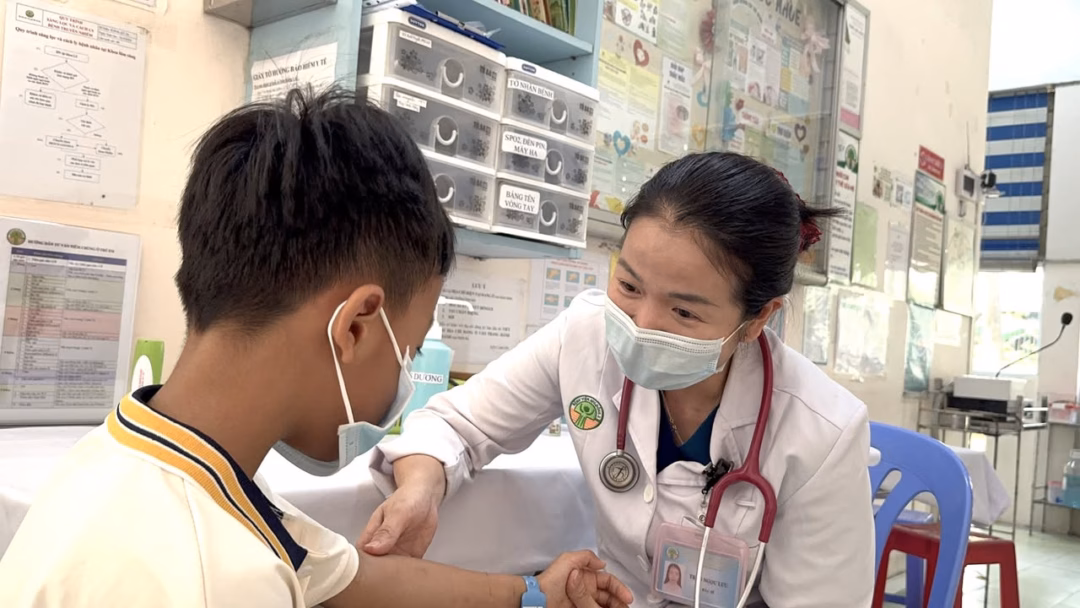 Việc nhận diện sớm các ban xuất huyết và sốt cao là chìa khóa để cứu sống bệnh nhi nhiễm não mô cầu.