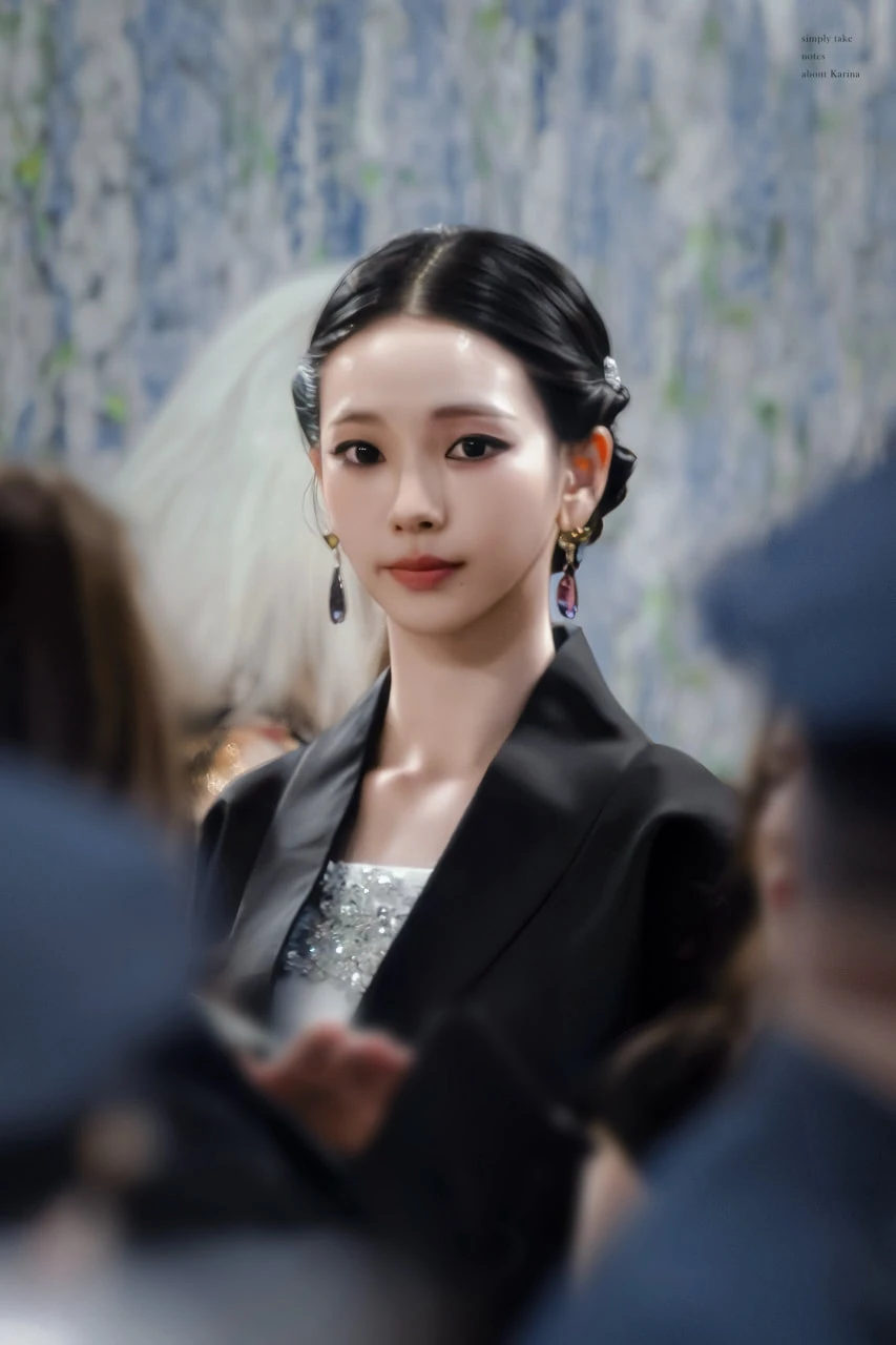 Nhan sắc của Karina thường xuyên trở thành chủ đề bàn tán trên các diễn đàn làm đẹp