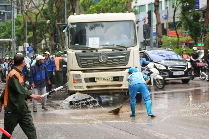 Công tác dọn dẹp bùn đất được triển khai nhanh chóng để trả lại mỹ quan đô thị.