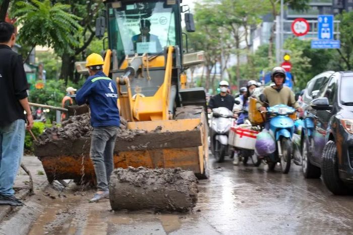 Toàn bộ bùn đất rơi vãi được thu gom sạch sẽ bằng phương tiện chuyên dụng.
