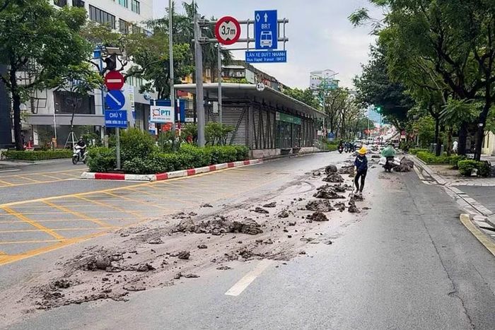 Hiện trường đoạn đường bị bùn đất bao phủ, tạo thành "bẫy" nguy hiểm cho người đi đường.